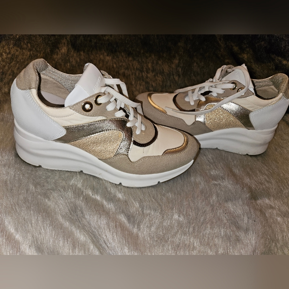 Use Italy athletic shoes, size 7, color white  with Tang, I buy in Italy.